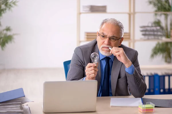 Gammal manlig anställd i happy idea koncept — Stockfoto