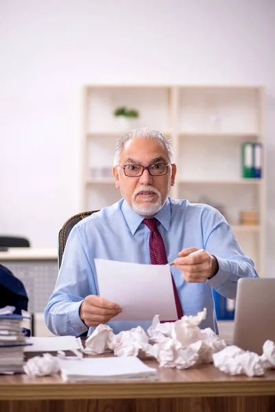 Old male employee in brainstorming concept — Stock Photo, Image