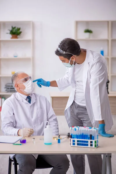 Dwóch chemików pracujących w laboratorium. — Zdjęcie stockowe