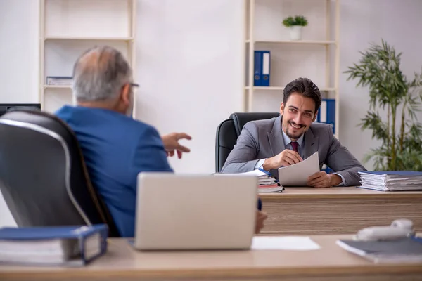 Twee mannelijke collega 's die op kantoor werken — Stockfoto