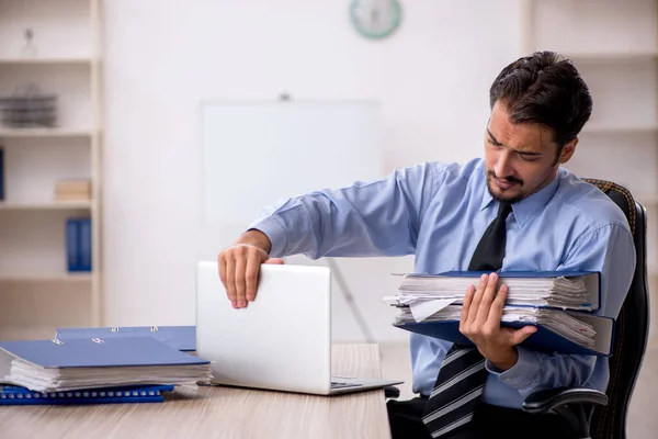 Jeune employé masculin travaillant au bureau — Photo