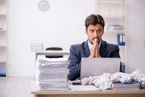 Junge männliche Mitarbeiter im Brainstorming-Konzept — Stockfoto