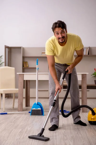 Jeune homme faisant des travaux ménagers à la maison — Photo