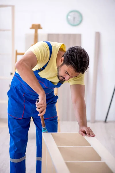 Junger Tischler arbeitet zu Hause — Stockfoto