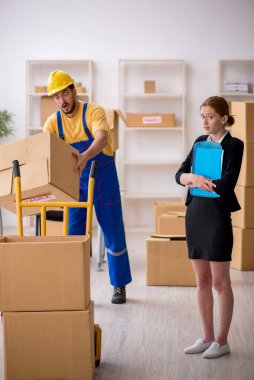 Genç bayan patron ve erkek müteahhit evde yer değiştiriyorlar.