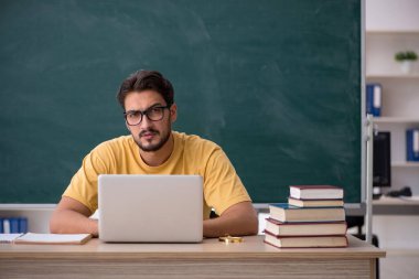 Telekulasyon konseptinde genç bir erkek öğrenci.