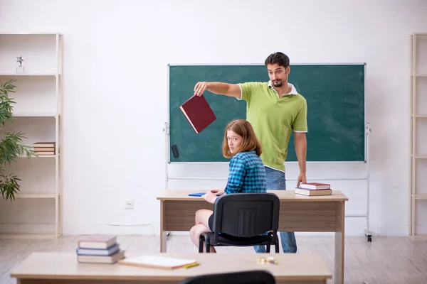 Joven profesor y estudiante en el aula — Foto de Stock