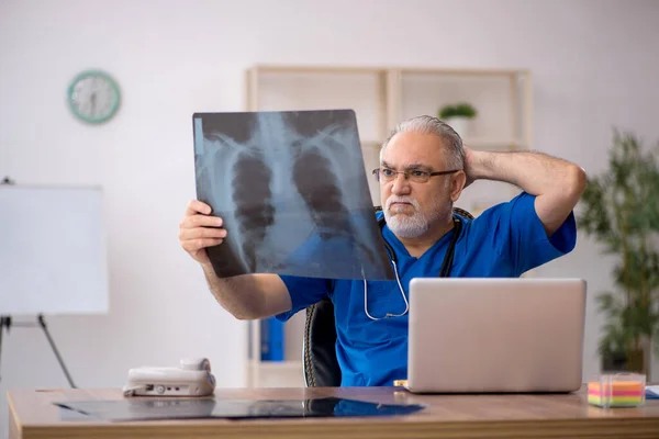 Régi férfi orvos radiológus dolgozik a klinikán — Stock Fotó