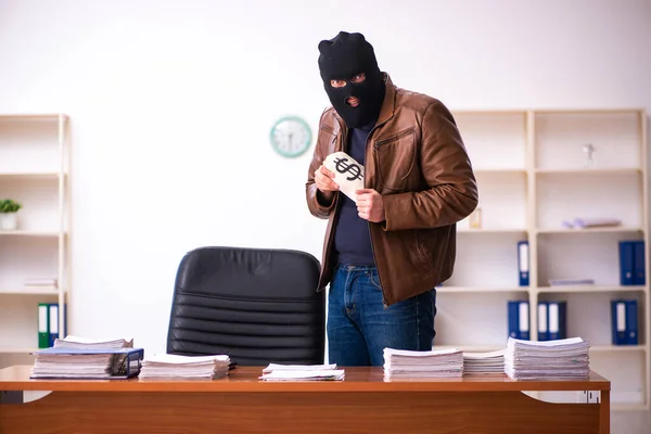 Νεαρός στην Μπαλακλάβα κλέβει πληροφορίες από το γραφείο — Φωτογραφία Αρχείου