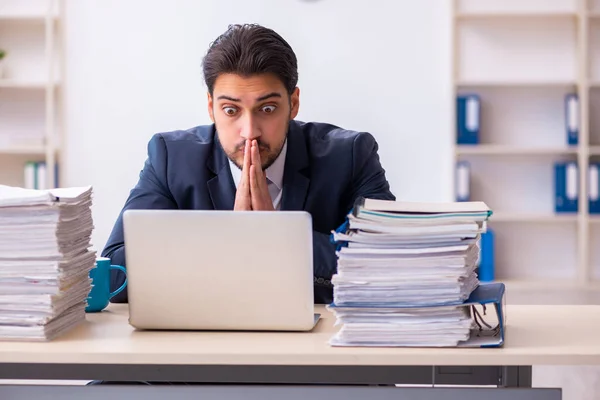 Jovem empresário empregado e muito trabalho no escritório — Fotografia de Stock