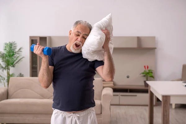 Viejo haciendo ejercicios deportivos en casa — Foto de Stock