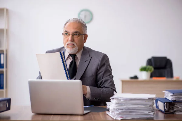 Gammal manlig anställd på kontoret — Stockfoto