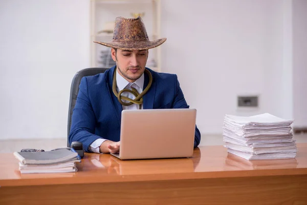 Giovane uomo d'affari cowboy che lavora sul posto di lavoro — Foto Stock