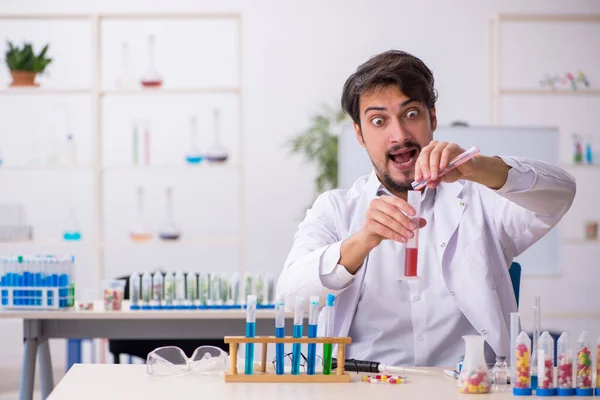Jonge mannelijke chemicus in drugssynthese concept — Stockfoto