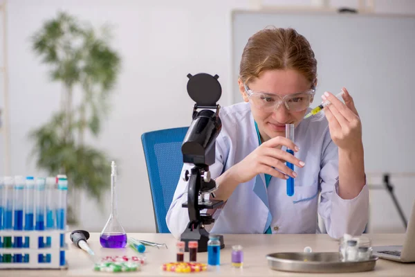 Jovem química do sexo feminino no conceito de síntese de drogas — Fotografia de Stock