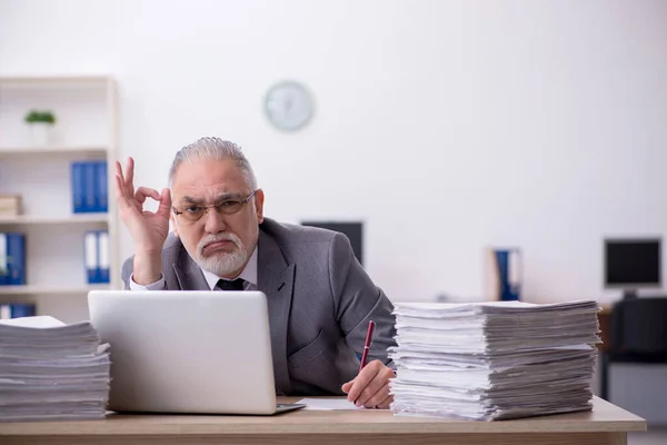 Vecchio dipendente maschio infelice con il lavoro eccessivo in ufficio — Foto Stock