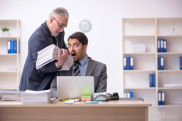 Dos empleados masculinos en concepto de bullying — Foto de Stock