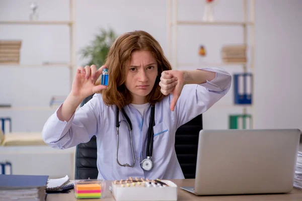 Klinikte çalışan genç bir bayan doktor. — Stok fotoğraf