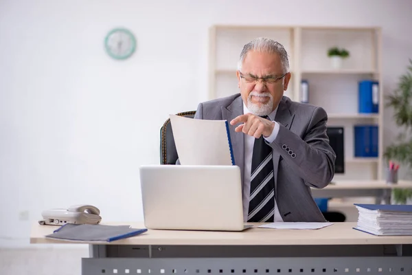 Vecchio dipendente maschile che lavora in ufficio — Foto Stock
