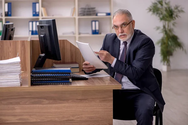 Vecchio datore di lavoro maschile e troppo lavoro in ufficio — Foto Stock