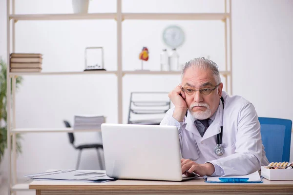 Teletıp konseptinde yaşlı bir doktor. — Stok fotoğraf