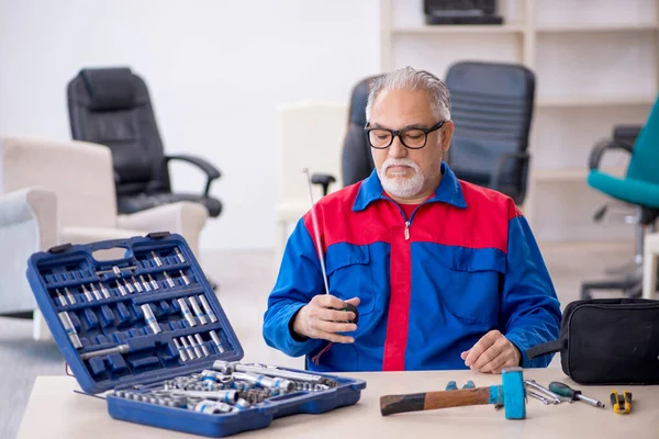 Vieux réparateur masculin travaillant à l'atelier — Photo