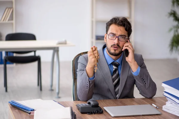 Jovem funcionário masculino infeliz com excesso de trabalho no escritório — Fotografia de Stock