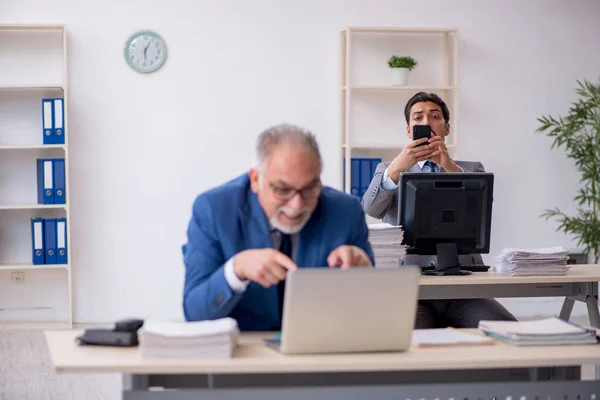 Dva kolegové z kanceláře. — Stock fotografie