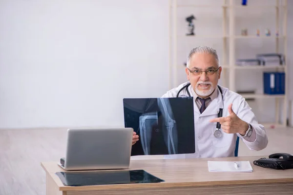 늙은 남성 방사선 전문의 가 병원에서 일하고 있다 — 스톡 사진