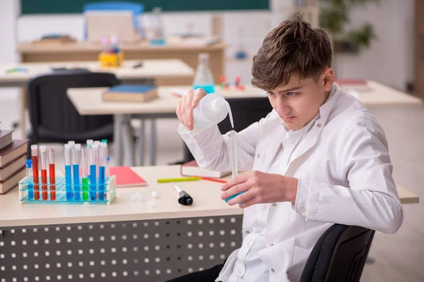 Öğrenci çocuk sınıfta kimya okuyor. — Stok fotoğraf