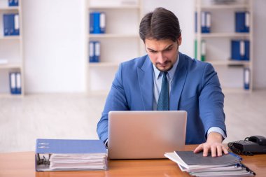 Ofiste çalışan genç işadamı.