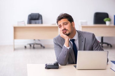 Ofiste çalışan genç bir erkek.