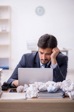 Beyin fırtınası konseptinde genç bir erkek çalışan.