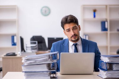 Genç işadamı aşırı çalışmaktan memnun değil.