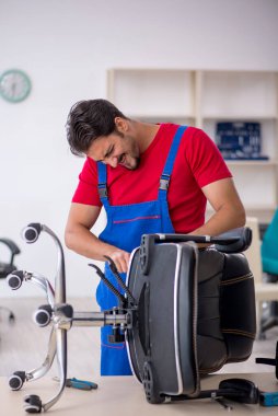 Atölyede çalışan genç bir tamirci.