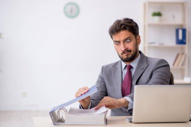 Ofiste çalışan genç bir erkek.