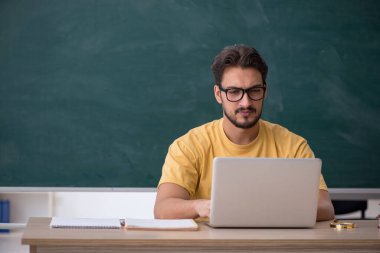 Telekulasyon konseptinde genç bir erkek öğrenci.