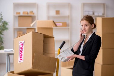 Genç bayan profesyonel nakliyeci evde taşınıyor.