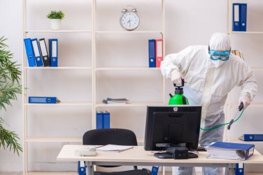 Eski erkek müteahhit ofis dezenfeksiyonu konsepti