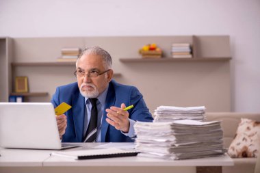 Yaşlı erkek patron salgın sırasında evden çalışıyor.