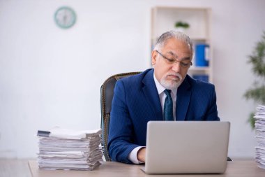 Eski erkek çalışanım ve ofiste çok işim var.