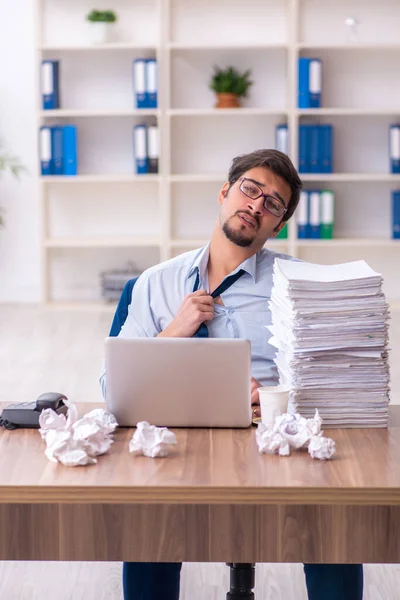 Joven empleado masculino rechazando nuevas ideas en la oficina — Foto de Stock