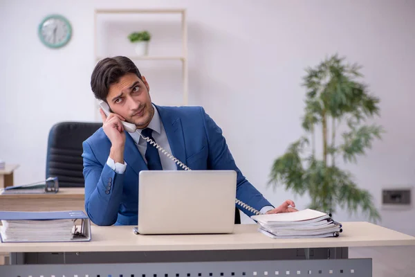 Jonge mannelijke werknemer op kantoor — Stockfoto