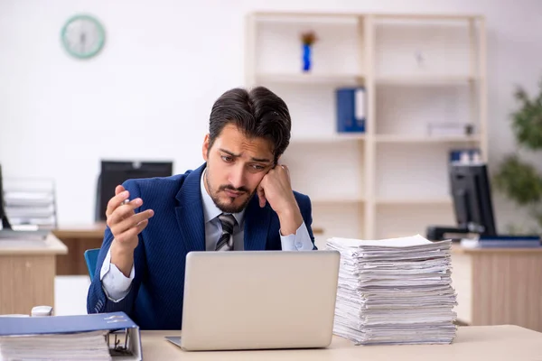 Jeune employé masculin travaillant au bureau — Photo