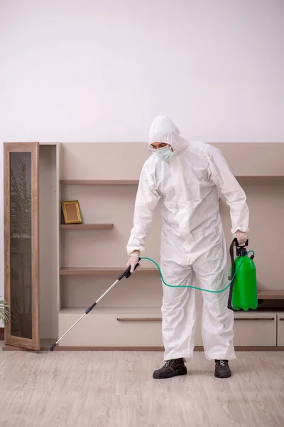 Joven contratista masculino haciendo control de plagas en casa — Foto de Stock