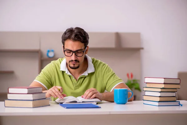 Jonge mannelijke student die thuis studeert — Stockfoto