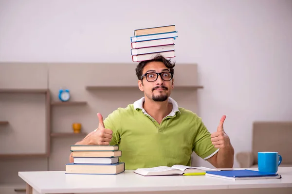 Joven estudiante masculino estudiando en casa — Foto de Stock