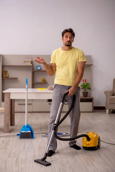 Jongeman doet huishoudelijk werk thuis — Stockfoto