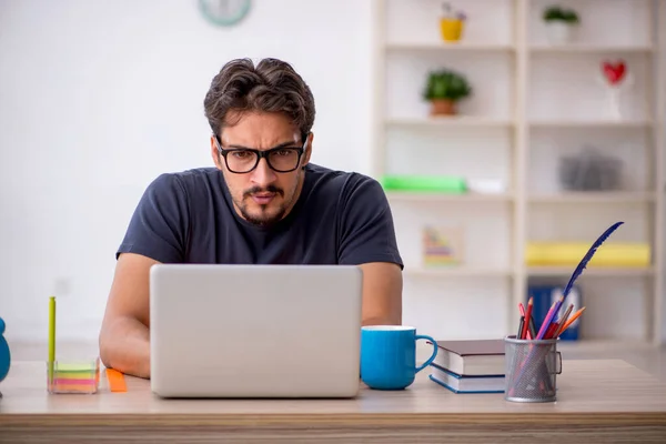 Joven diseñador masculino trabajando en la oficina — Foto de Stock