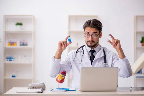 Jovem médico cardiologista trabalhando na clínica — Fotografia de Stock